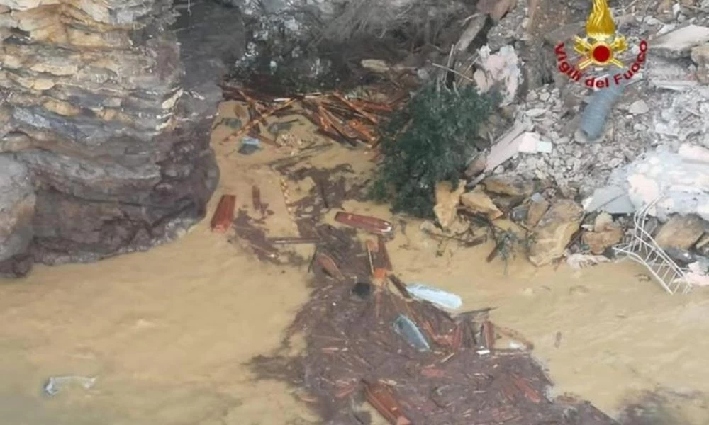 Κατάρρευσε νεκροταφείο έξω από τη Γένοβα: Εκατοντάδες φέρετρα στο νερό!